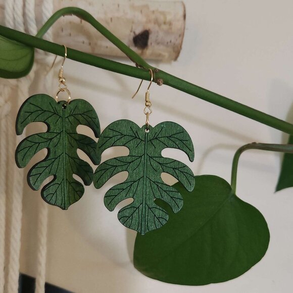 ❤️ 4/$20 New wood monstera-leaf earrings Lightweight dangle green plant foliage - Picture 4 of 4